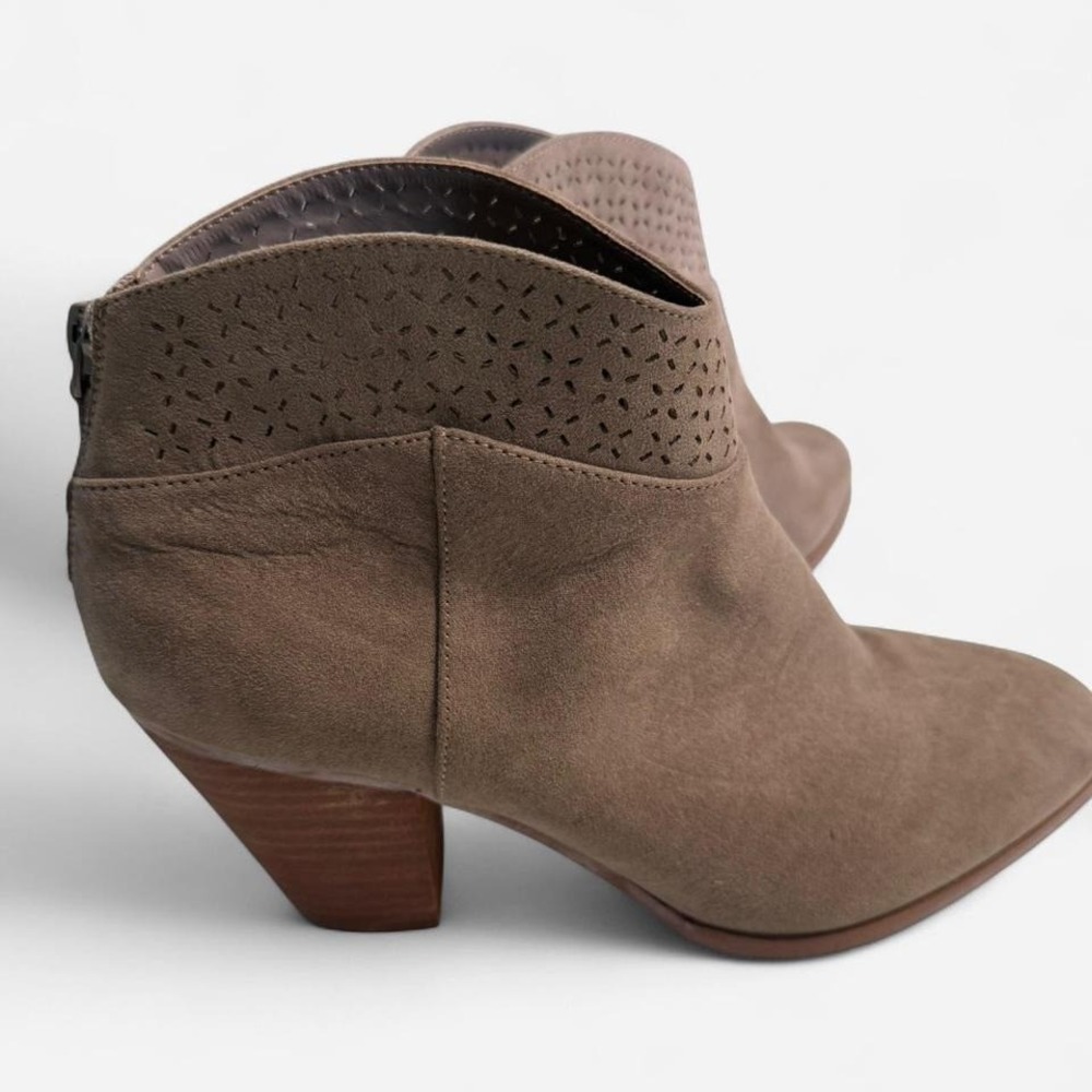 Violet & Red Western-Style Suede Ankle Boots‎ | Women's 9